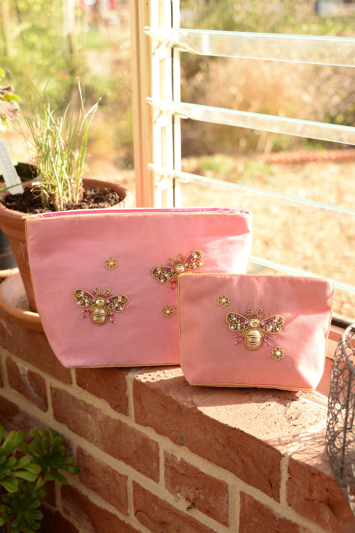 PINK FLOWER DOUBLE BEE LARGE POUCH