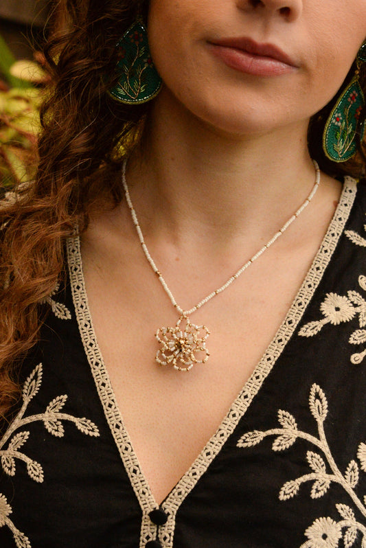 CREAM FLOWER BEADED NECKLACE